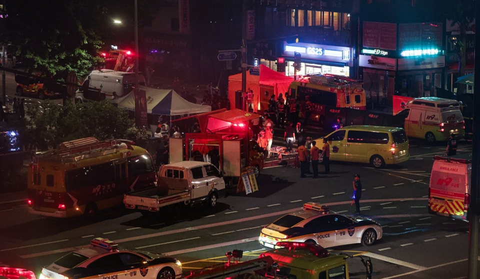 2일 오전 전날 대형 교통사고가 발생한 서울 시청역 인근 교차로에서 경찰이 도로를 통제하고 있다. /연합뉴스