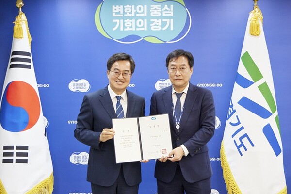 김동연 경기도지사(왼쪽)가 2일 경기도청에서 강민석 신임 경기도 대변인에게 임명장을 전달하고 있다. /경기도청