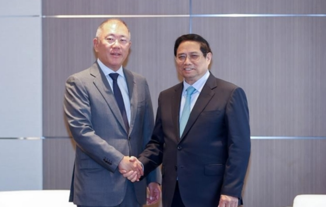 2일 재계와 베트남 관보 VGP 등에 따르면 팜 민 찐 총리는 전날 서울에서 정의선 현대차그룹 회장과 개별 회동을 하고 베트남 투자 계획 등에 관해 의견을 교환했다. /