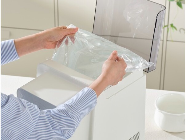  '풀무원투오' 사용자가 ‘투오 미니 워터 디스펜서’에 ‘투오 워터팩’을 넣고 있다. /풀무원