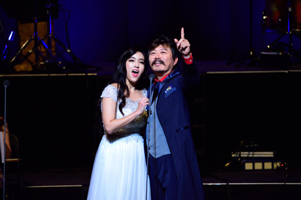 유성녀 아산문화재단 대표와 성악가 김동규씨가 무대에서 고연을 펼치고 있다. /여성경제신문DB