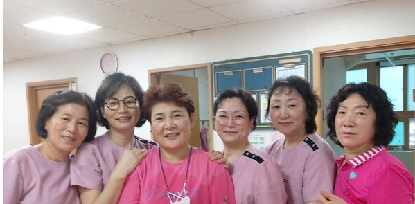 일을 시작한 지는 얼마 되지 않았지만 요양 보호사 선생님들과 어르신들 덕분에 많은 것을 배우고 있습니다. /박남희