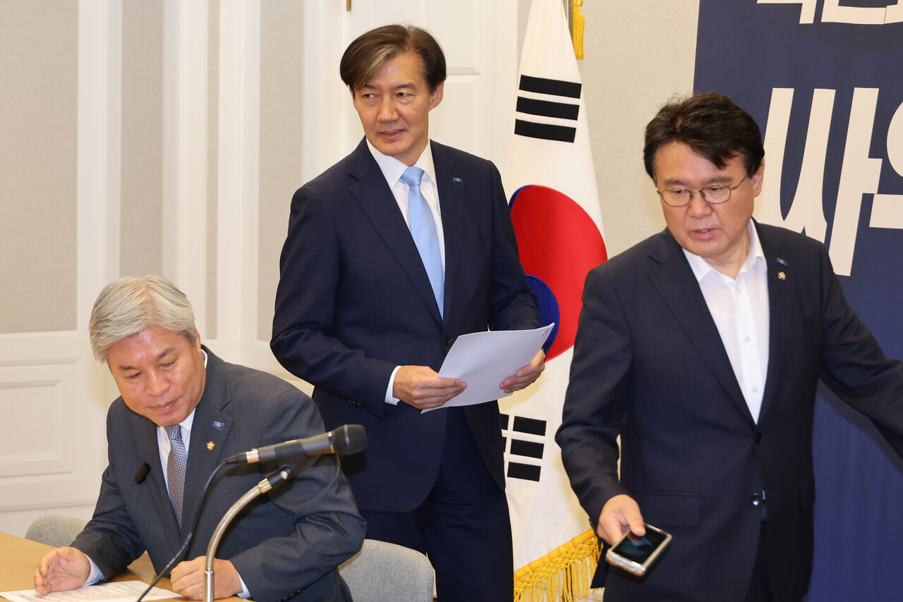 조국혁신당 조국 대표와 황운하 원내대표가 1일 오전 국회에서 열린 최고위원회의에 참석하고 있다. /연합뉴스