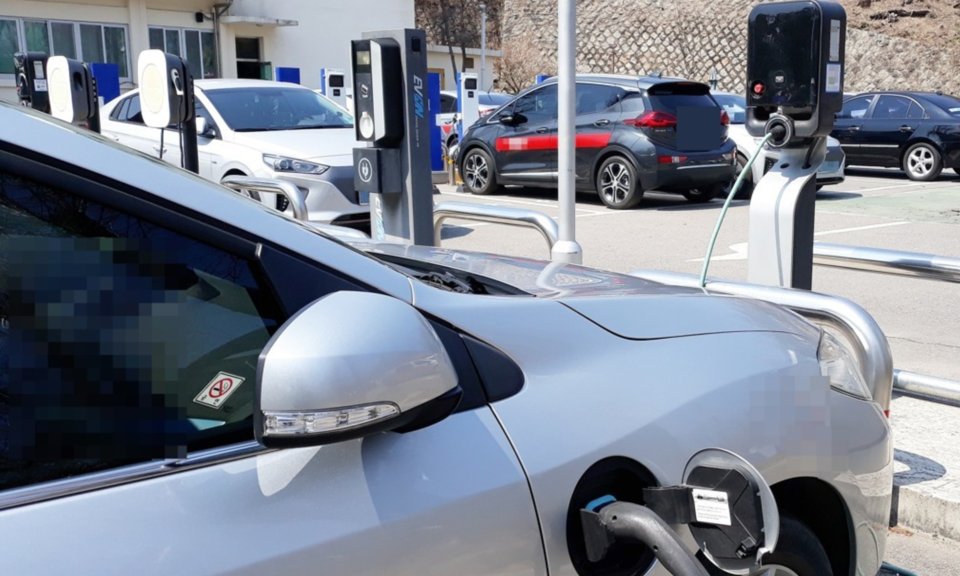 충전 중인 전기차 /연합뉴스