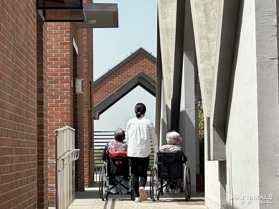경기도 고양시에 위치한 요양원 '보아스골든케어'에서 요양보호사가 입소자를 돌보고 있다. /김정수 기자