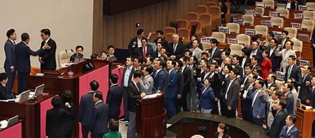 지난 4일 오후 서울 여의도 국회에서 열린 본회의에서 국민의힘 의원들이 무제한토론(필리버스터) 24시간 경과 후 중단을 요구한 우원식 국회의장에게 항의하고 있다. /연합뉴스