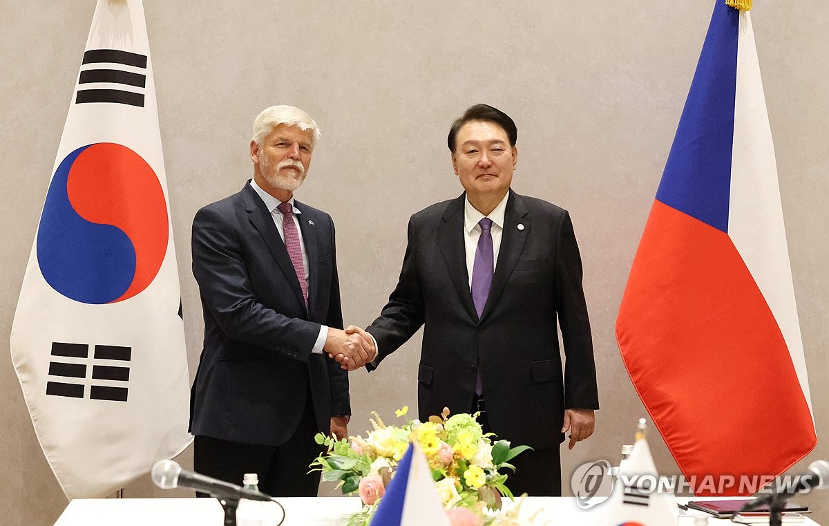 제78차 유엔총회에 참석차 미국을 방문 중인 윤석열 대통령이 2023년 9월 18일(현지시간) 뉴욕에서 열린 한-체코 정상회담에서 페트르 파벨 체코 대통령과 악수하고 있다. /연합뉴스