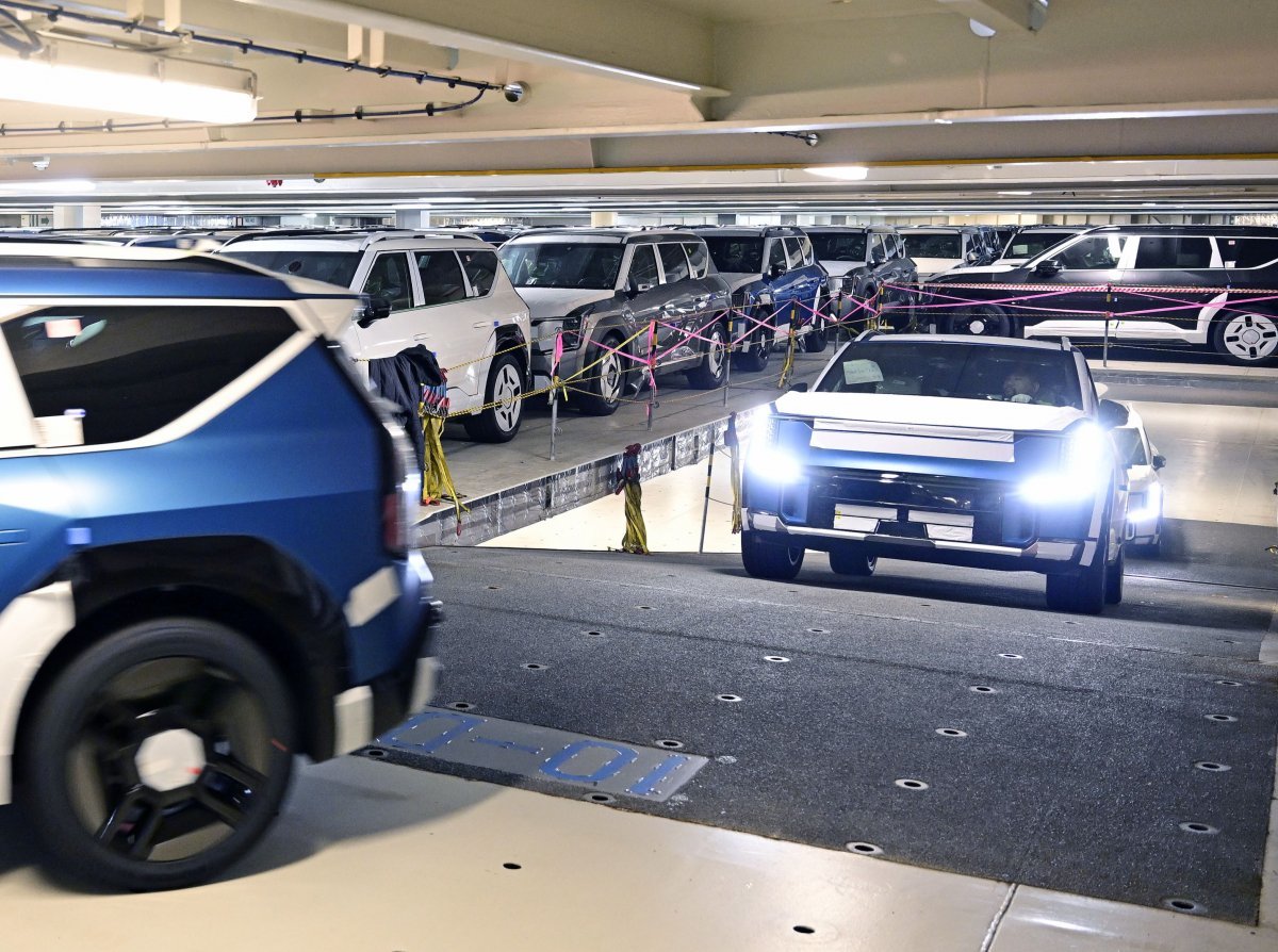 7일 경기 평택항에 정박한 선박 안으로 기아 전기차 ‘EV9’이 줄지어 들어서고 있다. 이날 선박에 실린 수출용 차량은 약 한 달 후 미국에 도착할 예정이다. 선적 시에는 최대한 많은 차량을 실으려고 약 10cm 간격으로 차량을 주차한다. 자동차 수출이 호조를 이어가면서 전날 국내 공장에서 생산된 차량이 바로바로 수출용 선박에 오르고 있다. /현대자동차그룹