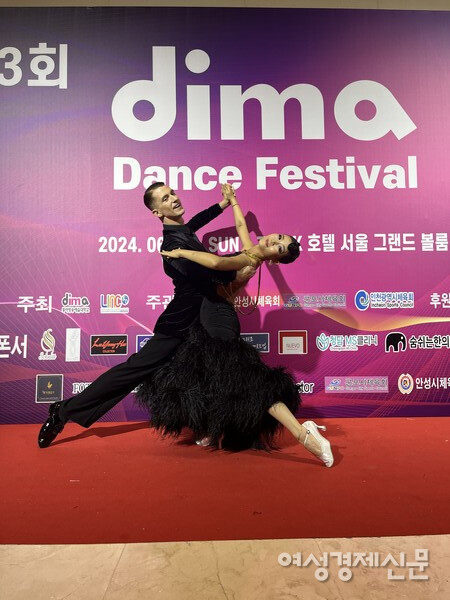 다른 여성들은 아름답고 화려한 댄스드레스를 입어보기 위해 댄스를 배운다고 하는데 박 원장은 좀 달랐다. 댄스를 배우게 된 것도 직접 댄스 드레스를 입고 춤을 춰봐야 했기 때문이라고 했다. 디마 댄스 페스티벌에서 박주연 원장 /사진 제공=박주연