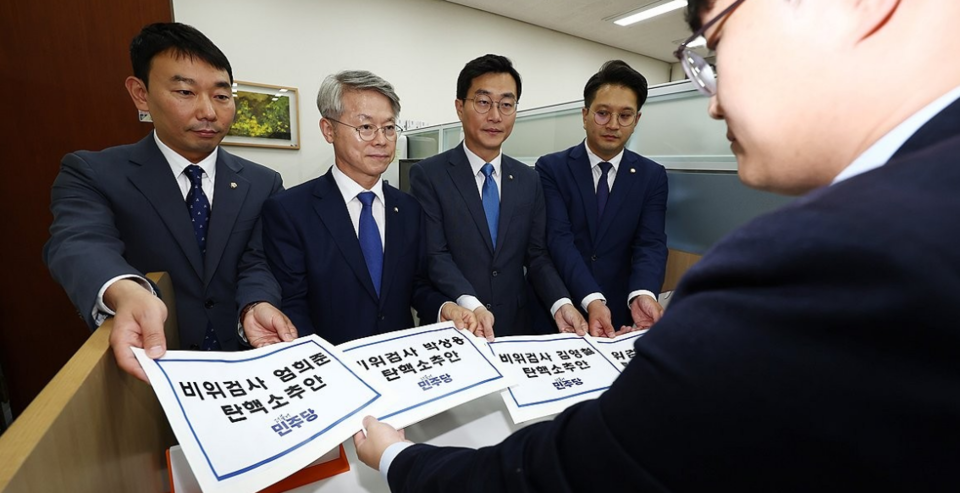왼쪽부터 더불어민주당 김용민, 민형배, 장경태, 전용기 의원이 지난 2일 오후 서울 여의도 국회 의안과에서 '비위 의혹' 검사 4명에 대한 탄핵소추안을 제출하고 있다. /연합뉴스