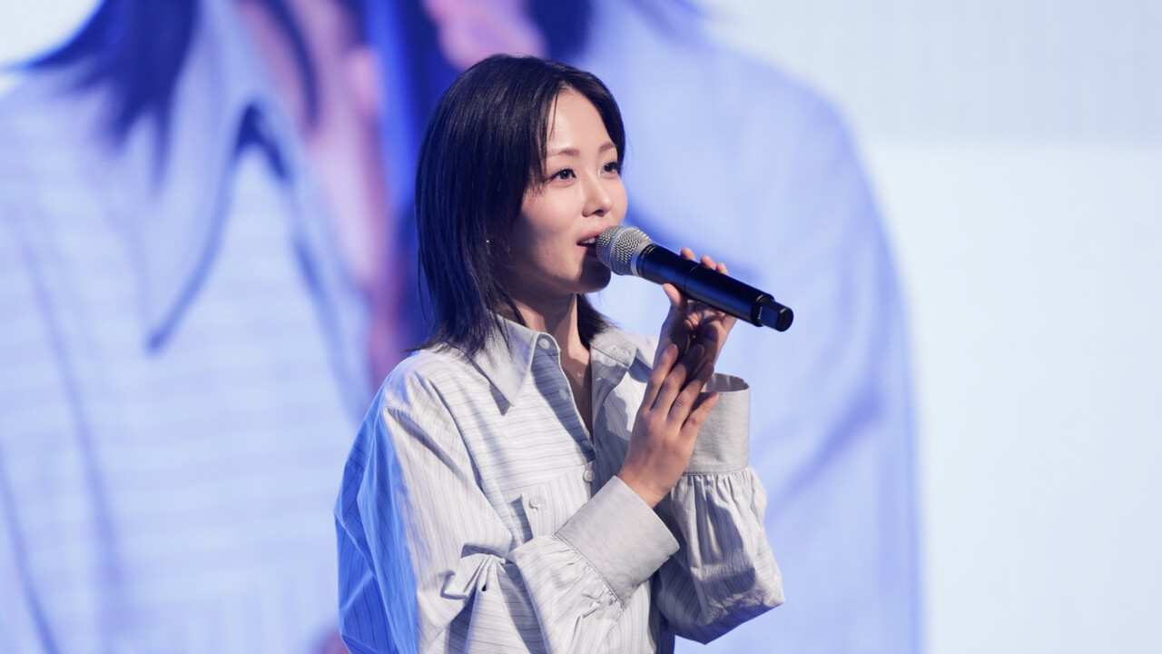 1년 만에 신곡 '가장 찬란한 빛으로 쏟아지는'으로 돌아온 발라드 가수 '흰'(박혜원)이 8일 '저작권보호 바로 지금'을 주제로 열린 K-저작권 지킴이 발대식에서 응원의 메시지를 보내고 있다. /장세곤 기자