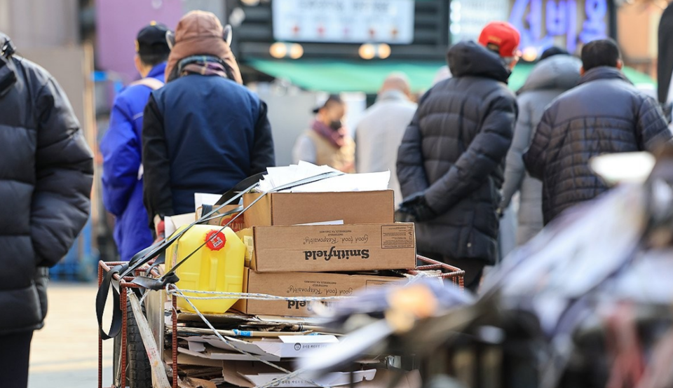 폐지 줍는 노인들은 전국 1만5000명인 것으로 나타났다. 평균 연령은 78.1세, 평균 소득은 월 77만원이다. /연합뉴스
