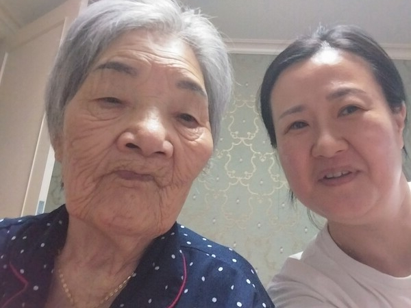 재가 요양보호사치고는 젊은 45살에 시작한 성은영 요양보호사(오른쪽)는 올해 5년 차인 90세 2등급 여자 어르신을 케어하고 있다. /성은영