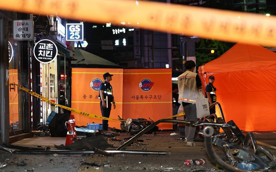 2일 오전 전날 대형 교통사고가 발생한 서울 시청역 인근 교차로 인도에 사고 여파로 파편이 흩어져 있다. /연합뉴스