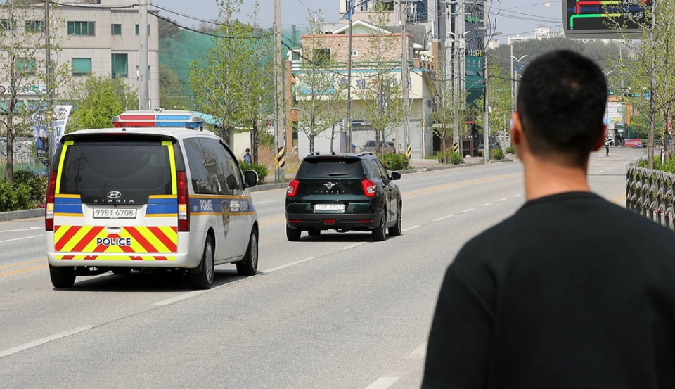 강원 강릉에서 2022년 12월 이도현(사망 당시 12세) 군이 숨진 차량 급발진 의심 사고와 관련해 차량의 결함에 의한 급발진 여부를 밝힐 '재연 시험'이 지난 4월 19일 오후 강릉시 회산로에서 진행됐다. 도현 군의 아버지 이상훈씨가 재연 시험을 지켜보고 있다. /연합뉴스