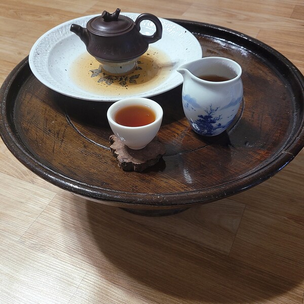 휴일이면 차상을 펴서 보이차를 우려 마시면 온전한 평안에 들게 되는 것 같다. 집에서만 백여 종 이상 준비해서 마시고 있으니 두세 가지만 마셔도 시간이 언제 지났는지 모른다. 소확행이라는 말을 실감하는 게 보이차 생활이다. /김정관