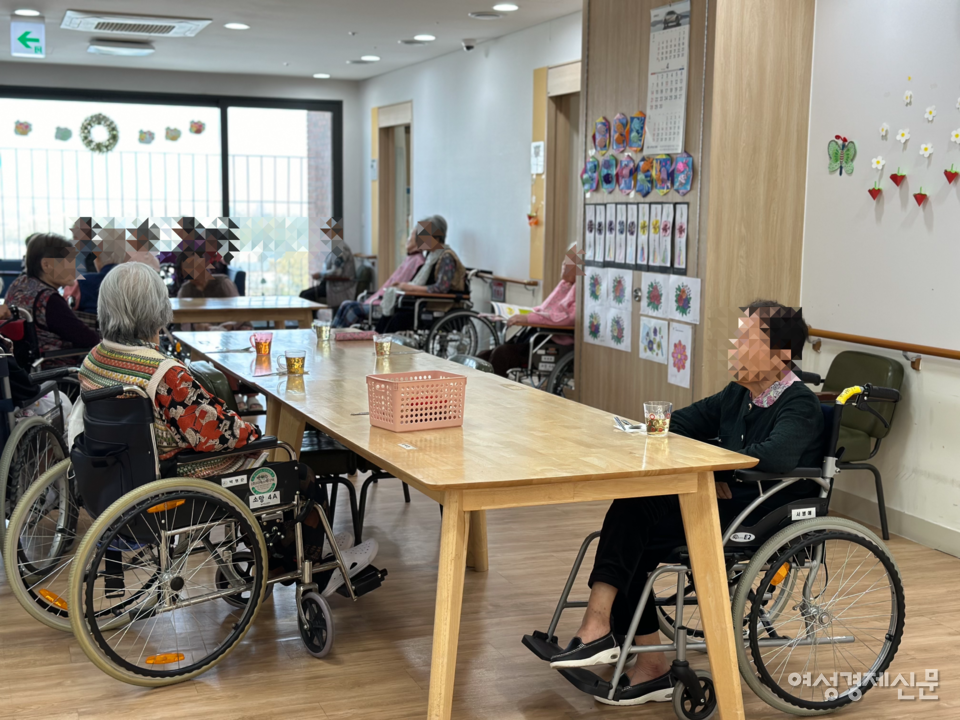 고양시에 위치한 한 요양원에 입소한 어르신들이 휴식을 취하고 있다. /김정수 기자