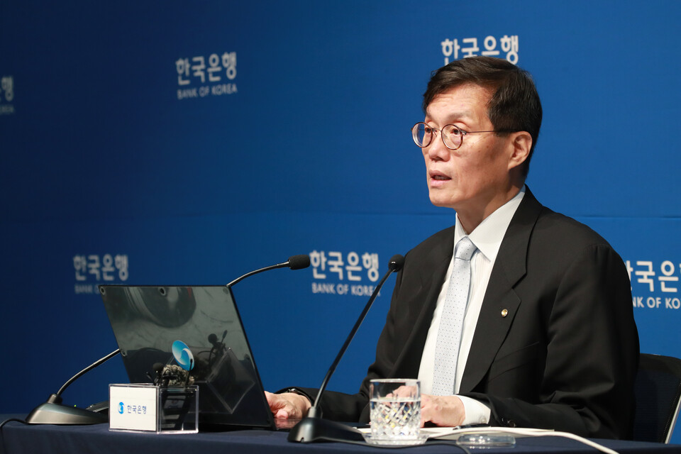 이창용 한국은행 총재가 향후 통화정책 방향과 관련해 금리 인하를 고려할 시기가 왔다고 진단하면서도 금리 인하에 대한 시장의 기대감이 선반영돼 수도권 부동산 가격이 오르는 현 상황이 바람직하지 않다고 지적했다. /한국은행