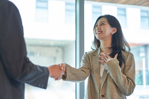공감 대화에서 감사하기는 짧게 말하는 것에서 한 발 더 나간다. 구체적으로 감사하다는 말을 하면 더 행복해지고, 더 관계가 강화되고, 더 삶이 풍요롭게 된다. /게티이미지뱅크