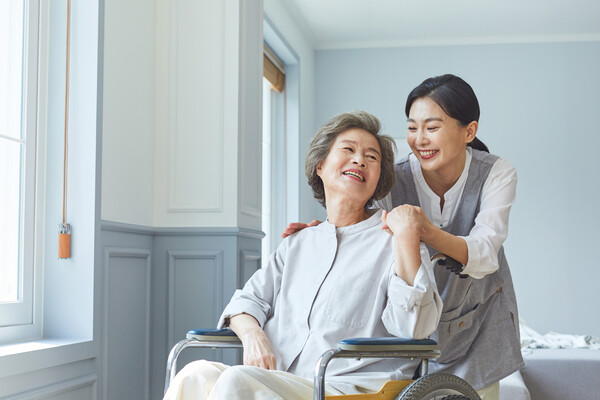 실제로 감사의 표현을 해보면 어색하고 쑥스럽고 오글거릴 수 있다. 그리고 풍요로워진 삶을 알아차릴 수 있게 되어 기쁨을 만끽할 수 있을 것이다. /게티이미지뱅크