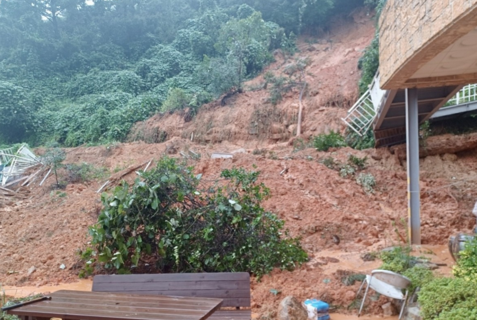 지난해 7월 집중호우로 전남 여수시 돌산읍 한 요양원 뒷산에서 토사가 흘러내렸다. /연합뉴스