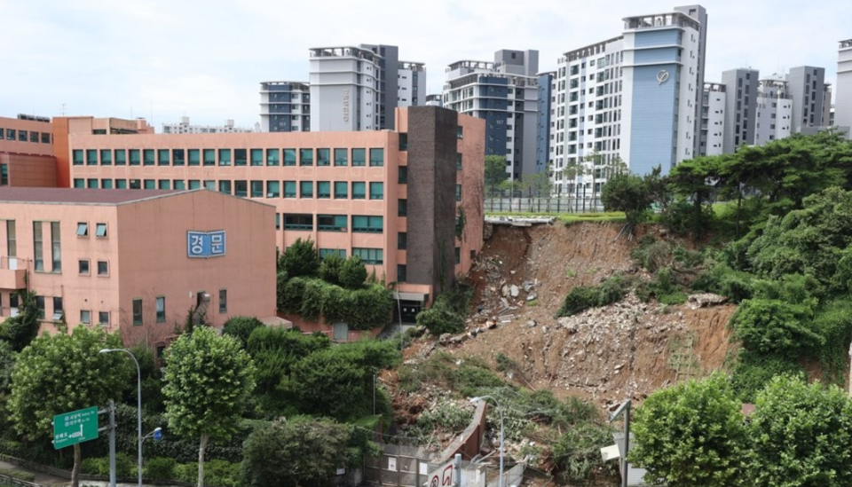 지난 2022년 서울 동작구 경문고등학교 측면이 폭우로 인한 산사태로 무너져 있다. /연합뉴스