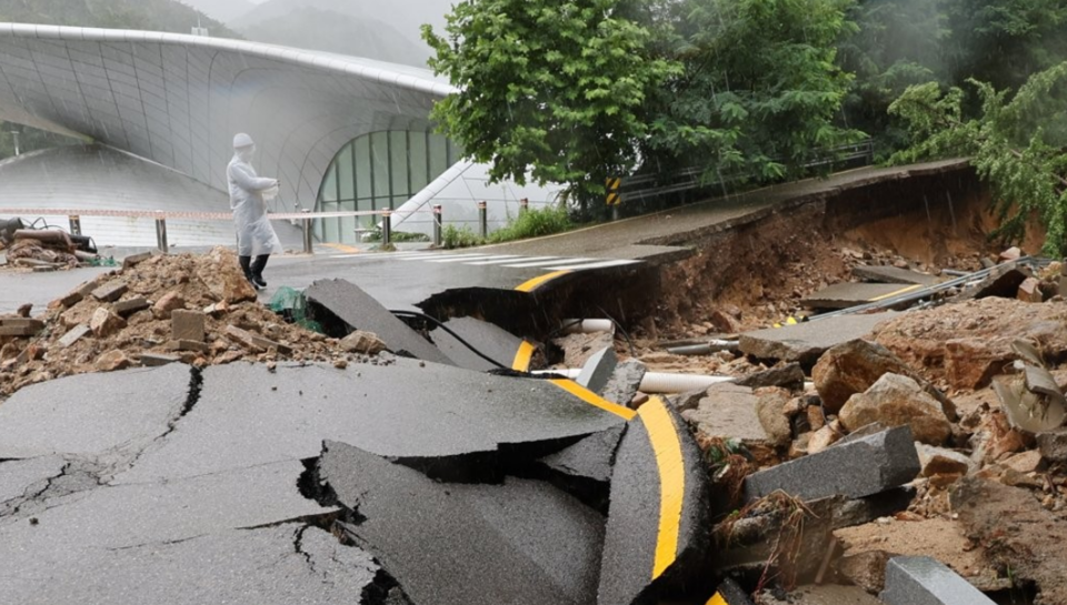 재난 지역 복구가 지연돼 주민들이 장마철을 맞아 불안감을 호소하고 있다. 사진은 지난 2022년 내린 폭우로 서울대학교 관악 캠퍼스 내 도로가 심하게 파손된 모습 /연합뉴스