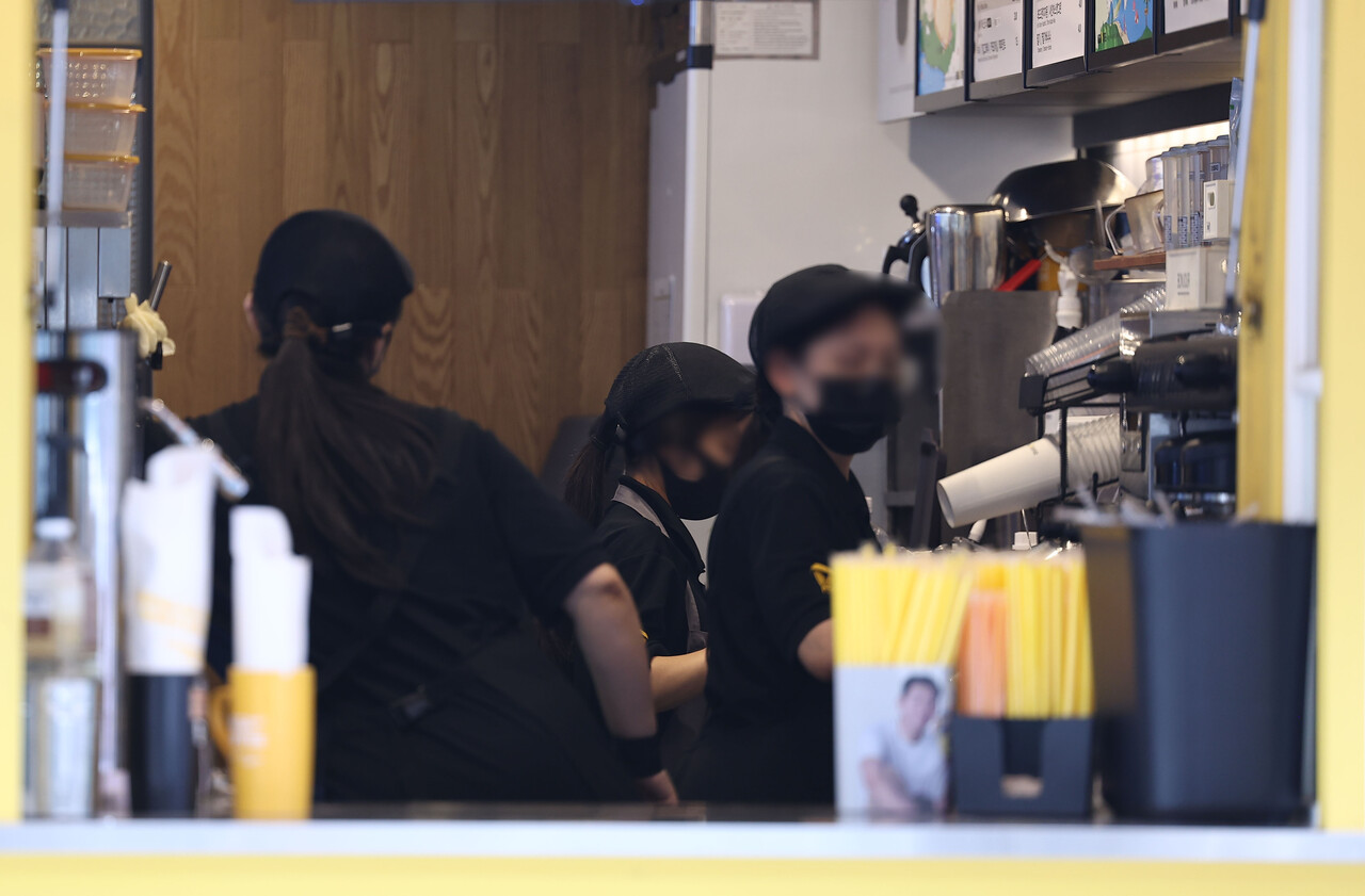 2025년도 최저임금이 올해보다 170원(1.7%) 오른 시간당 1만30원으로 결정된 가운데 12일 오후 서울 명동거리 한 카페에서 직원들이 일하고 있다. /연합뉴스