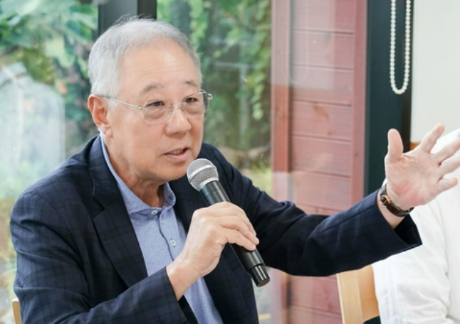 류진 한국경제인협회 회장이 미국에 진출해 있는 우리 기업과 통상에 있어서 도널드 트럼프 전 대통령이 조 바이든 대통령보다 낫다는 입장을 밝혔다. /한국경제인협회