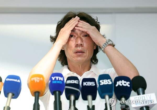 한국 축구대표팀의 새 사령탑으로 선임된 홍명보 감독이 자신을 보좌할 외국인 코칭스태프 선임 관련 업무를 처리하고자 15일 오전 인천국제공항을 통해 출국하기에 앞서 취재진과 인터뷰하고 있다. /연합뉴스