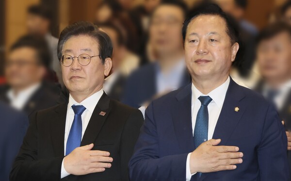 더불어민주당 당 대표에 도전하는 이재명 전 대표와 김두관 전 의원 /연합뉴스