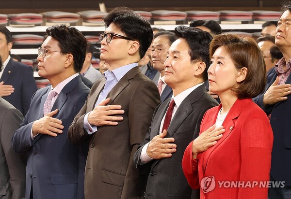 국민의힘 윤상현(왼쪽부터)·한동훈·원희룡·나경원 당 대표 후보들이 15일 오후 충남 천안 유관순체육관에서 열린 대전·세종·충북·충남 합동연설회에서 국민의례를 하고 있다. /연합뉴스