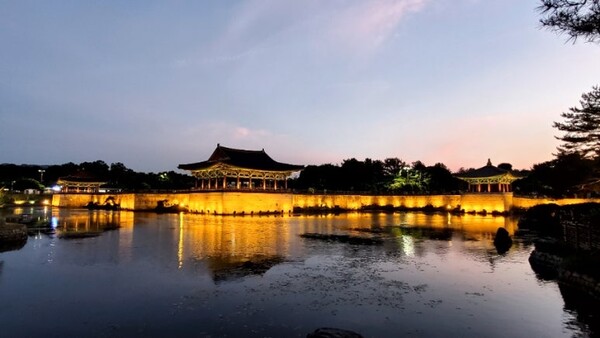 동궁과 월지의 야경. 어둠이 짙어가는 만큼 오렌지 불빛이 짙어졌다. /사진=양은심