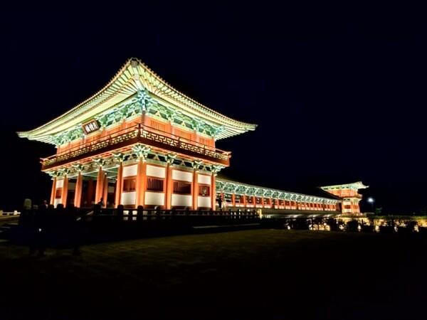 라이트업 중인 월정교. 어둠 속에 빛나는 모습은 낮에 본 모습과는 전혀 다른 모습이었다. /사진=양은심