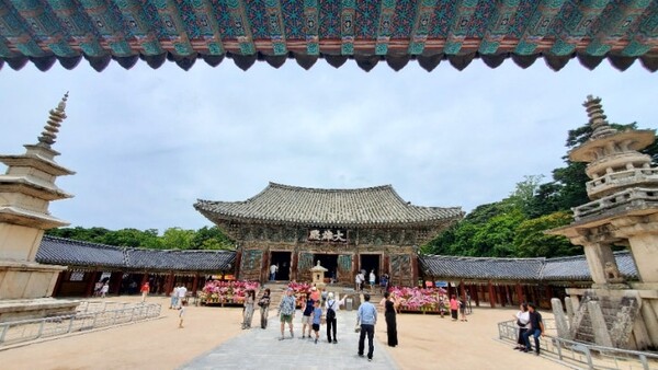 다보탑과 석가탑 사이로 보이는 대웅전. /사진=양은심.