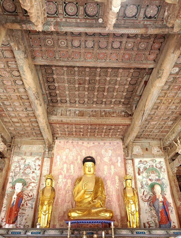 천정의 아름다움에 시간 가는 줄 모르고 앉아 있었다. /사진=양은심 