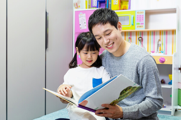 종이책은 행간의 의미를 파악하는 지혜를 준다. 종이책은 오감을 자극함으로써 인간의 지적 능력을 함양하는 능력이 있다. 종이책은 되돌아 음미하는 생각을 가능케 한다. /게티이미지뱅크