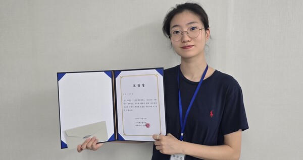 6월 ‘코멘토가 뽑은 코멘토’에 선정된 이세연 코멘토가 16일 여성경제신문에서 표창장과 백화점상품권 10만원권을 수상했다. /여성경제신문DB