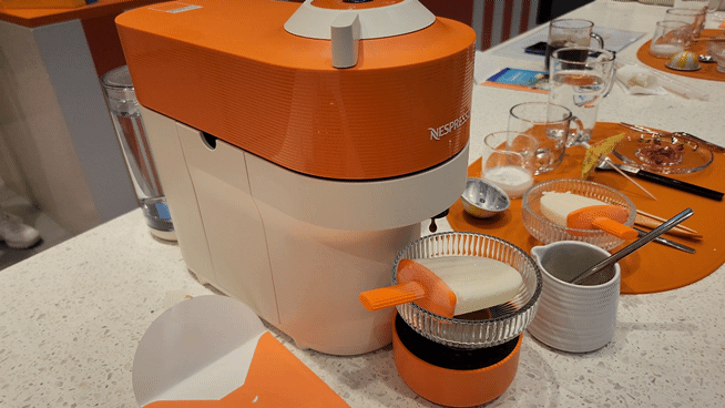 써니 아몬드 바닐라 향 캡슐 커피를 추출해 써니 아포가토를 만드는 모습 /류빈 기자