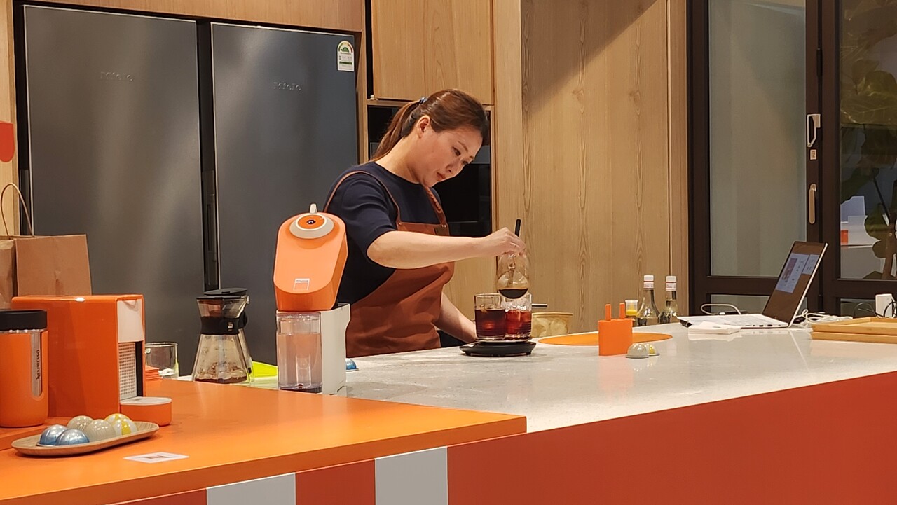 16일 오후 서울 영등포구 여의도동 더현대서울 6층에 위치한 CH1985 문화센터에서 네스프레소의 여름 커피 레시피를 경험할 수 있는 ‘2024 여름 커피 클래스’가 열렸다. 이날 클래스를 진행하는 김단비 네스프레소 커피 바드가 레시피를 소개하고 있다. /류빈 기자