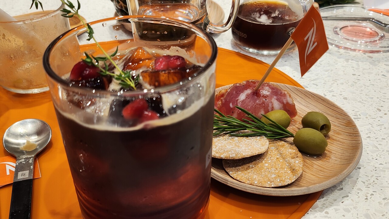 석류 주스와 아이스레제로 캡슐 커피로 내린 에스프레소를 섞어 만든 '루비 코스모폴리탄'과 페어링 푸드 /류빈 기자