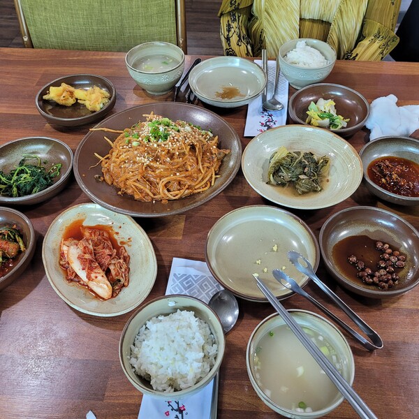 아침밥을 챙겨 먹고 나오는 남자보다 행복한 사람이 있을까? 저녁까지 집에서 먹을 수 있으면 일상에서 그보다 더한 소확행은 없지 않을까 싶다. 지금은 집에서 살림만 하는 주부는 없겠지만 매일 밥상에서 마주 앉을 수 있는 부부는 서로가 인생 최고의 선택을 했다고 봐도 되지 않을까? /김정관