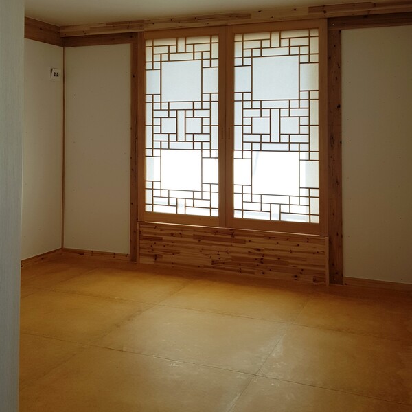 필자가 설계해서 지은 단독주택에 전통 구들을 들인 방. 지병이 있는 건축주는 이 방을 침실로 쓰면서 건강이 많이 좋아졌다고 한다. 배우자를 살뜰하게 챙기는 부부처럼 식구들의 삶을 행복하게 해주는 우리집에 살 수 있다는 건 축복이 아닐 수 없다. 그래서 정머리 떨어지는 아파트를 떠나 단독주택에서 살아보려고 하는 게 아닌가? 그런데 과연 그 바람을 이룰 수 있는 단독주택을 지을 수 있을지 알 수 없다. /김정관