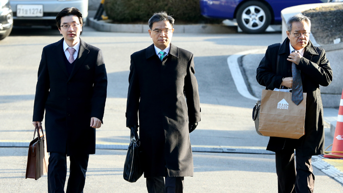 2017년 5월16일 박근혜 전 대통령의 변호인 채명성 변호사(왼쪽)가 박 전 대통령 2차 공판준비기일이 열리는 서울 서초구 서울중앙지법 법정으로 향하고 있다. /연합뉴스