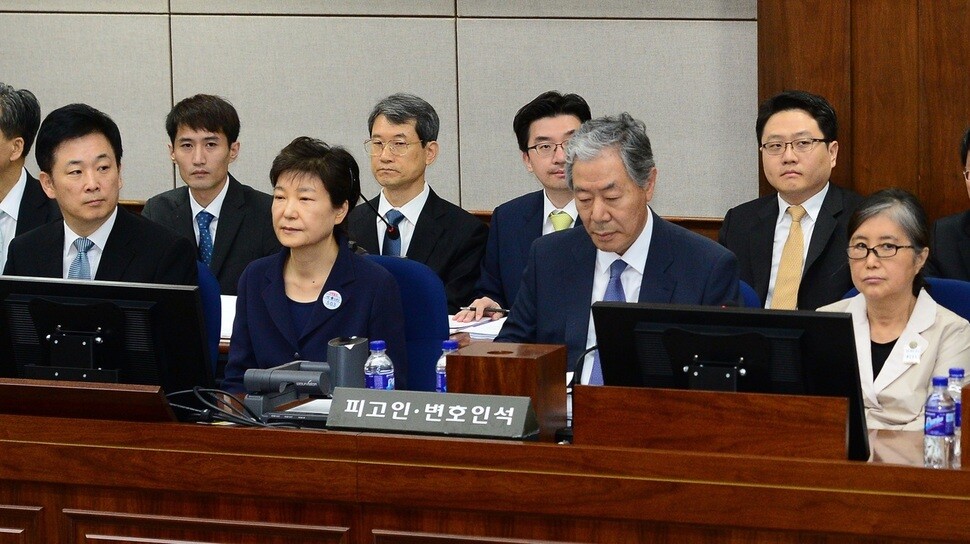 2017년 5월 25일 박근혜 전 대통령과 최순실 씨가 서울중앙지법 417호 법정에서 재판 시작을 기다리고 있다. /연합뉴스