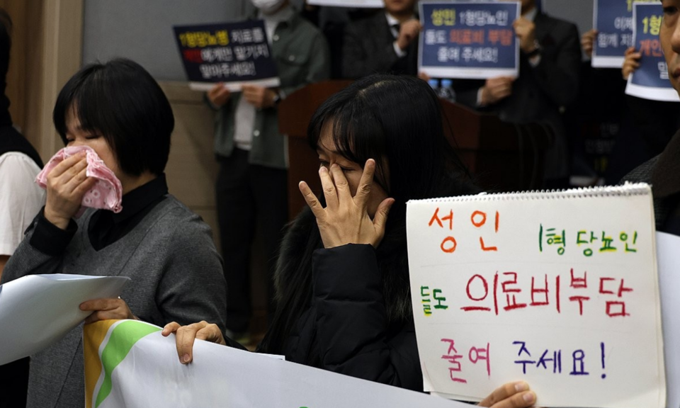 사단법인 한국1형당뇨병환우회 관계자들이 지난 1월 오전 세종시에서 긴급기자회견을 열고 1형 당뇨환자들의 처우개선을 호소하고 있다. /연합뉴스