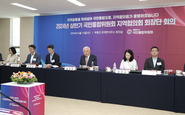김한길 국민통합위원회 위원장이 12일 오후 경남 하동군 화개면사무소 회의실에서 열린 '2024 상반기 국민통합위원회 제2차 지역협의회 회장단 회의'에 참석해 모두 발언을 하고 있다. /국민통합위원회