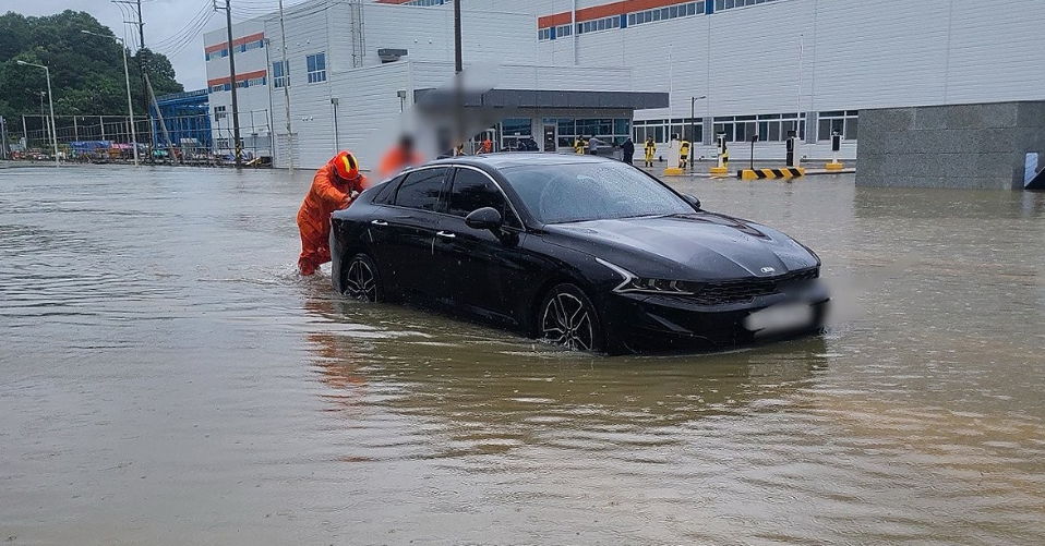 지난 18일 충남 당진시에 내린 집중호우로 인해 침수된 차량을 소방대원들이 이동 조치하고 있다. /연합뉴스