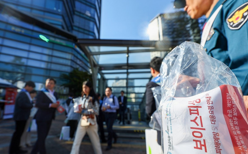 남대문경찰서 경찰관 및 농협 직원들이 지난 5월 오전 서울 서대문역 인근에서 열린 보이스피싱 예방 및 대포통장 근절 캠페인에서 보이스피싱 대응 요령이 적힌 홍보물 등 물품을 시민들에게 나눠주고 있다. /연합뉴스