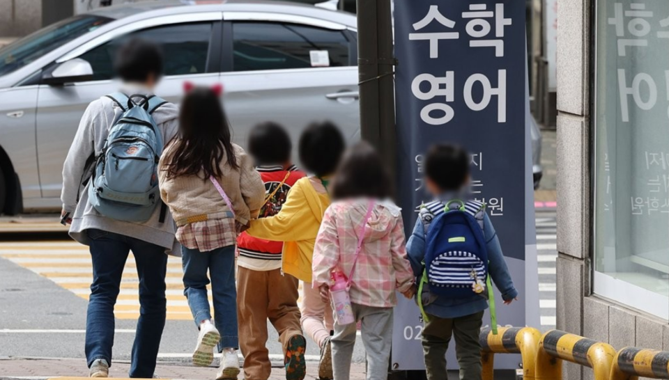 서울 시내를 산책하는 유치원 어린이 /연합뉴스